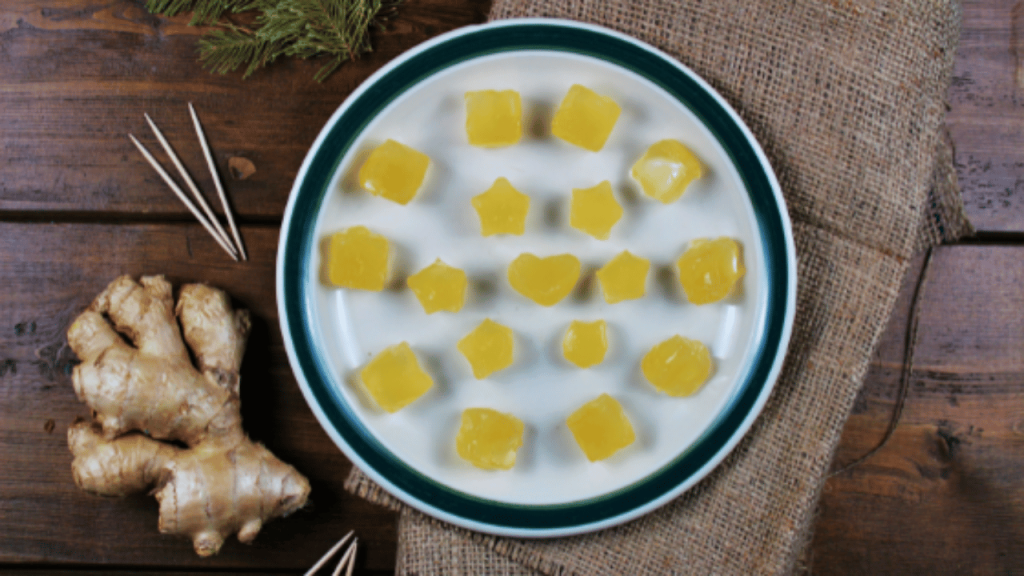 Jujubea gingembre-citron dans une assiette avec un morceau de racine de gingembre