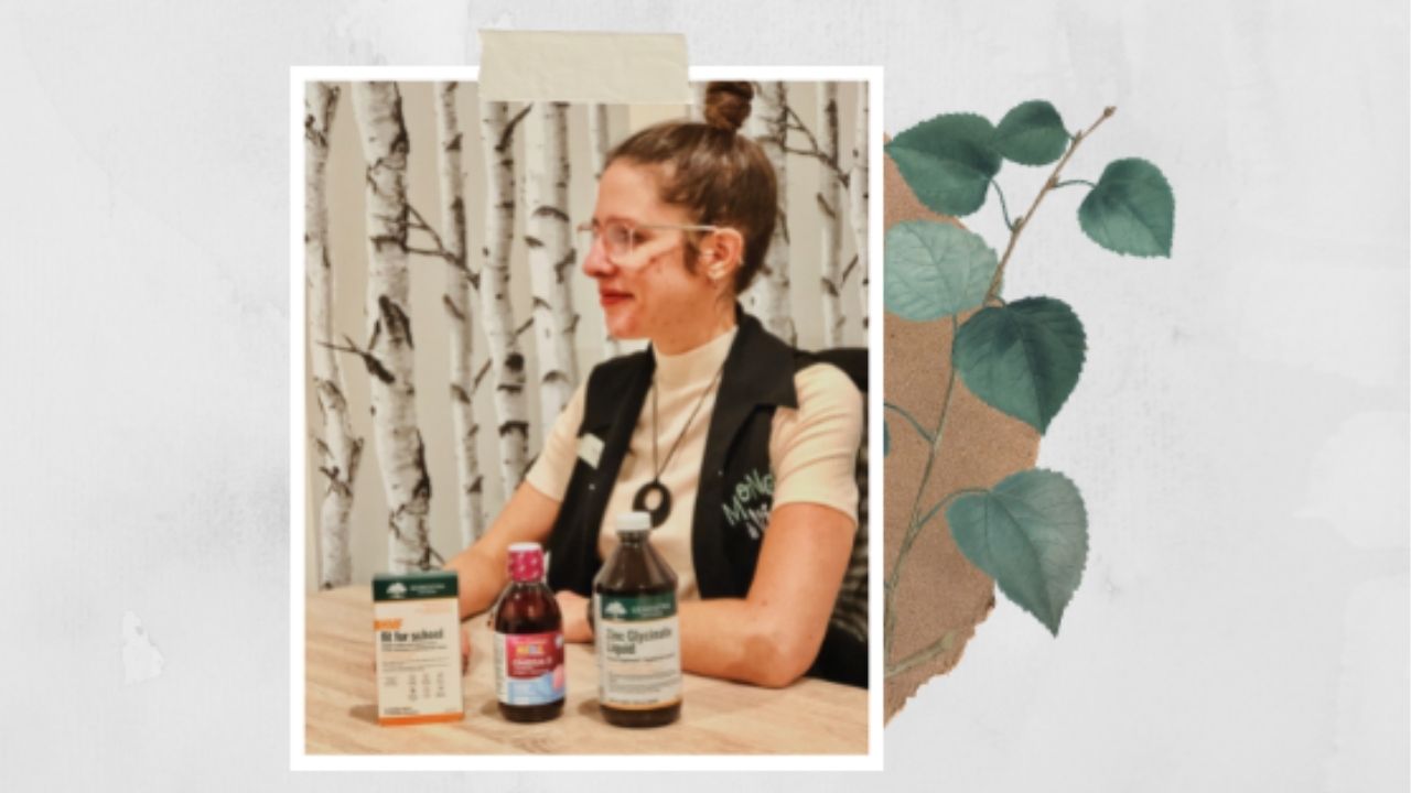 Une femme est assse, devant elle, on voit trois produits