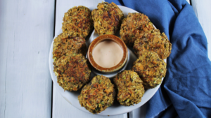 Photo des galettes de sardines dans une assiette blanche et petit bol de sauce