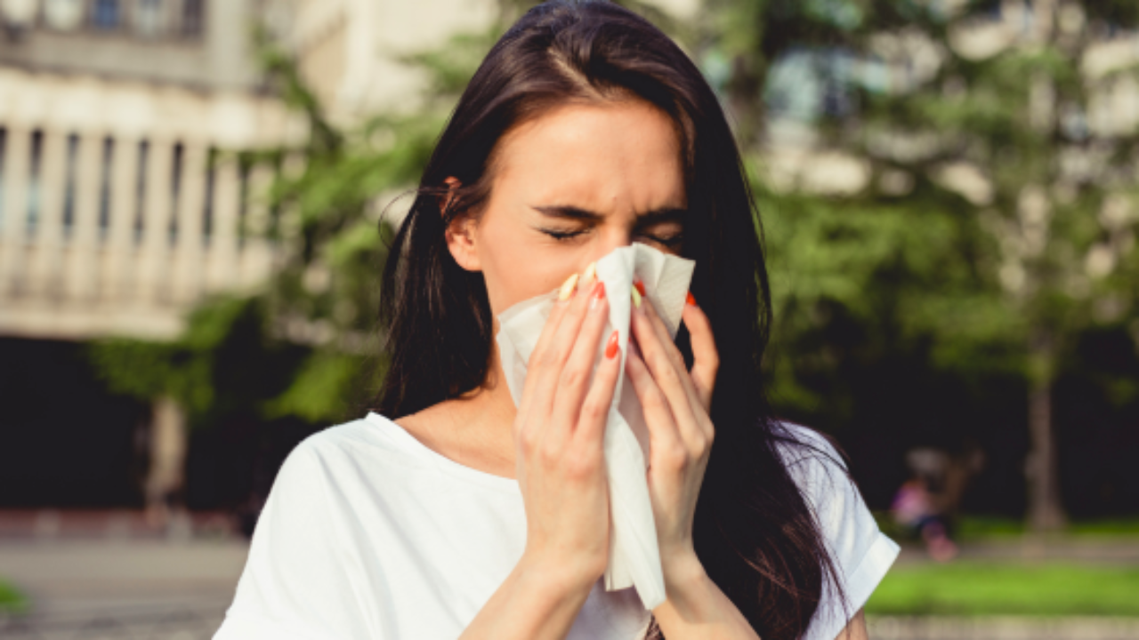 Femme qui se mouche car elle a des allergies saisonnières