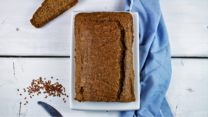 Image du pain aux graines de lin maison dans un plat de service blanc