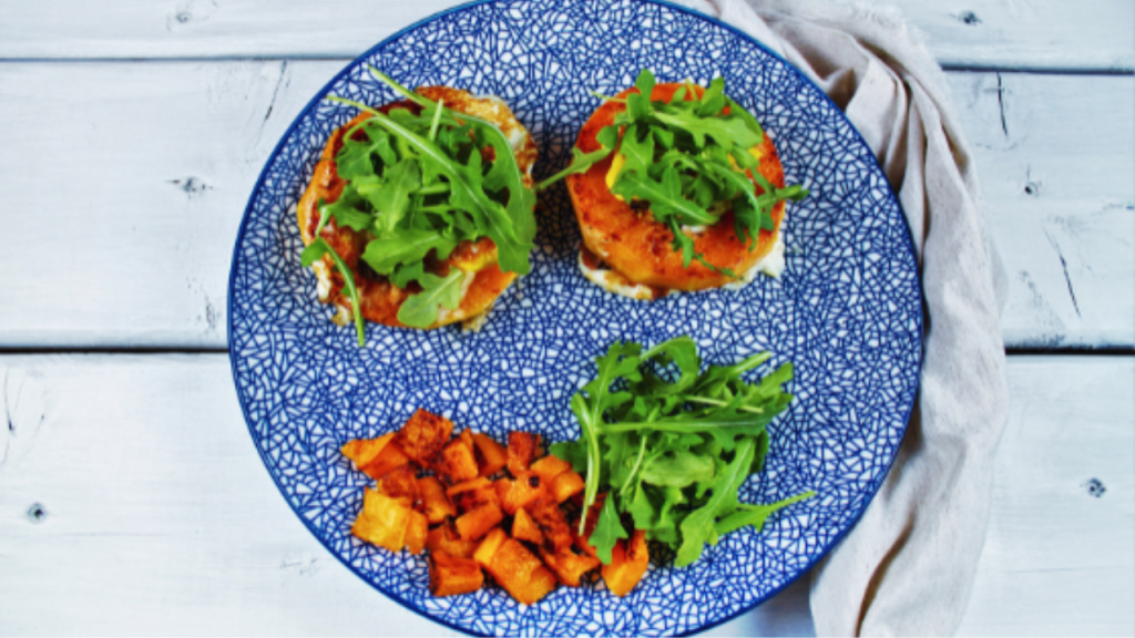 Rondelles de courge farcies avec roquette fraîche dans une assiette bleue