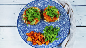 Rondelles de courge farcies avec roquette fraîche dans une assiette bleue