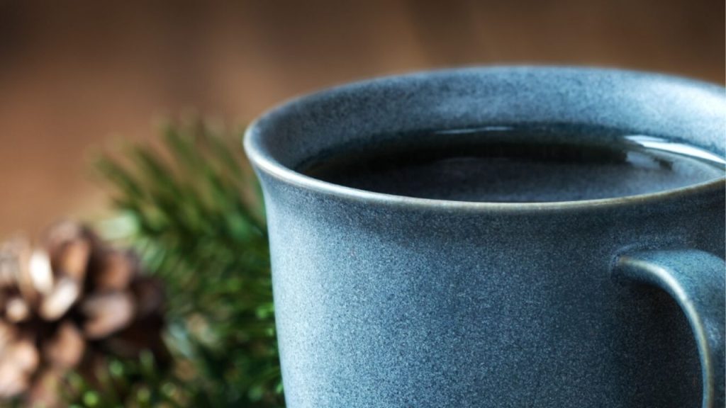 Ggros plan sur une boisson chaude pour préparer son corps au temps des fêtes