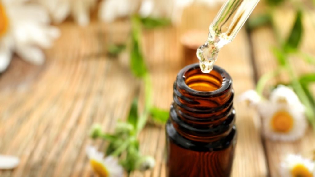 Gros plan sur une bouteille ambrée avec compte-gouttes d'un ingrédient actif végétal.