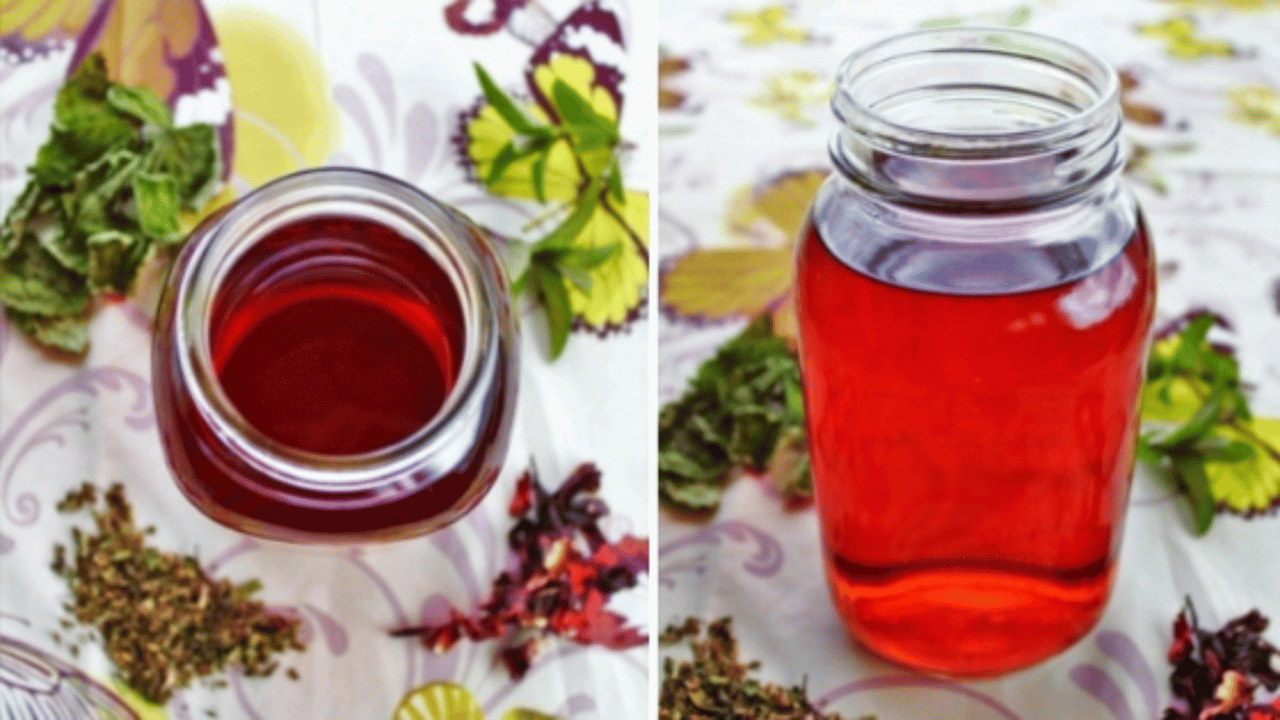 Infusion de couleur rouge framboise dans un pot Mason en 2 images, vue du dessus et de côté, sur une table décorée de papillons et herbes séchées