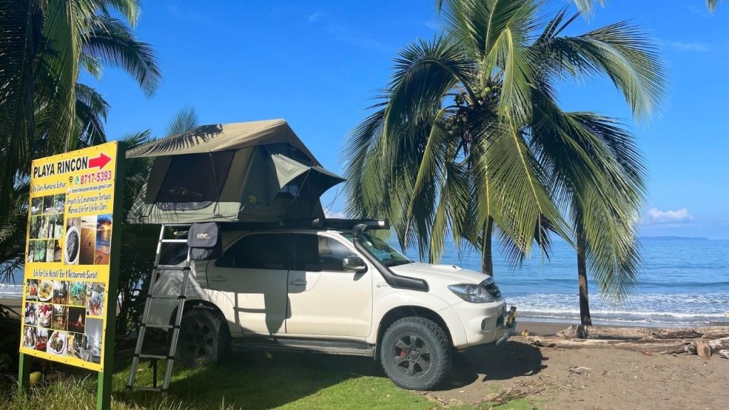 Photo d'un camion avec tente sur le toit sur une plage au Costa Rica