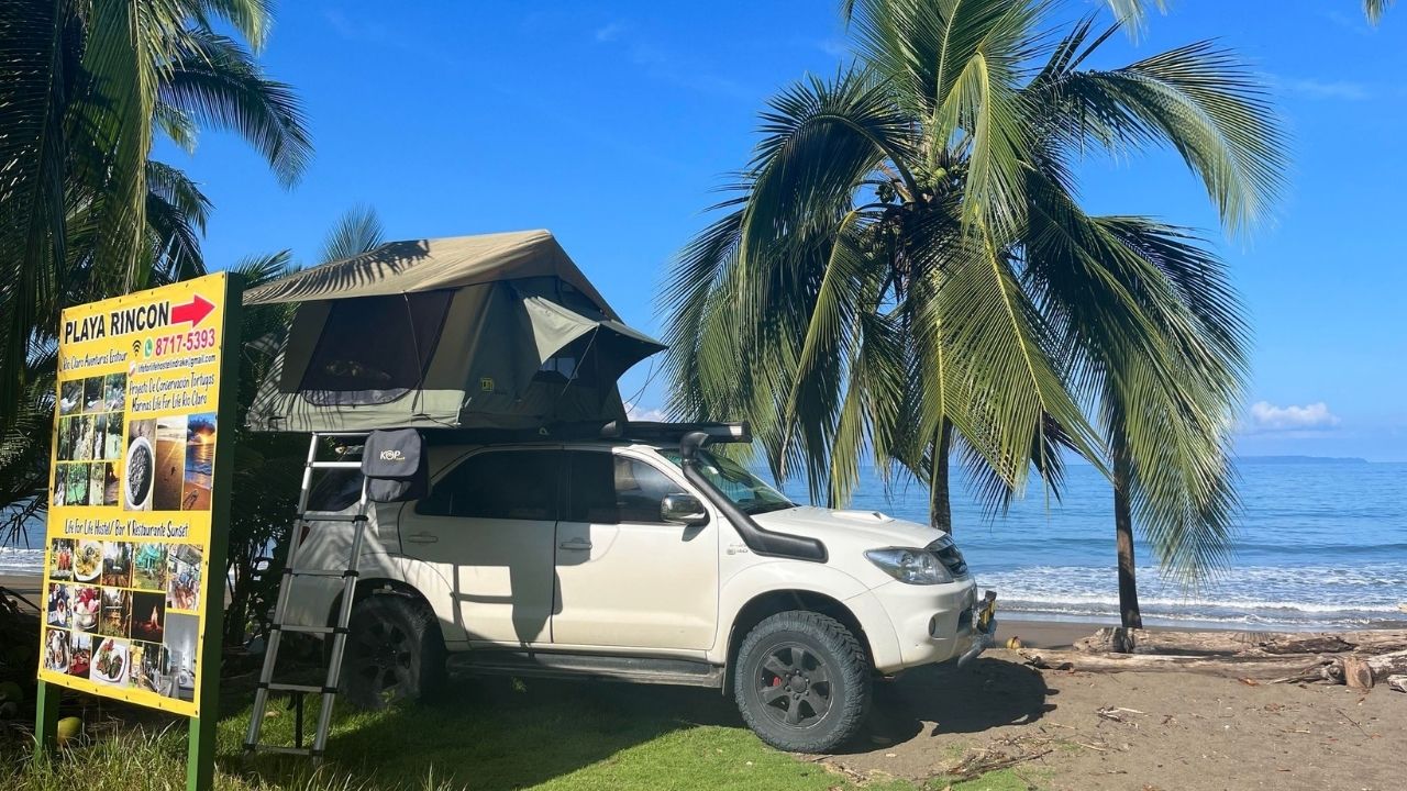 Photo d'un camion avec tente sur le toit sur une plage au Costa Rica