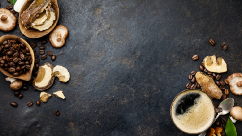 Tranches de champignons et grains de café disposés sur une planche en pierre noire