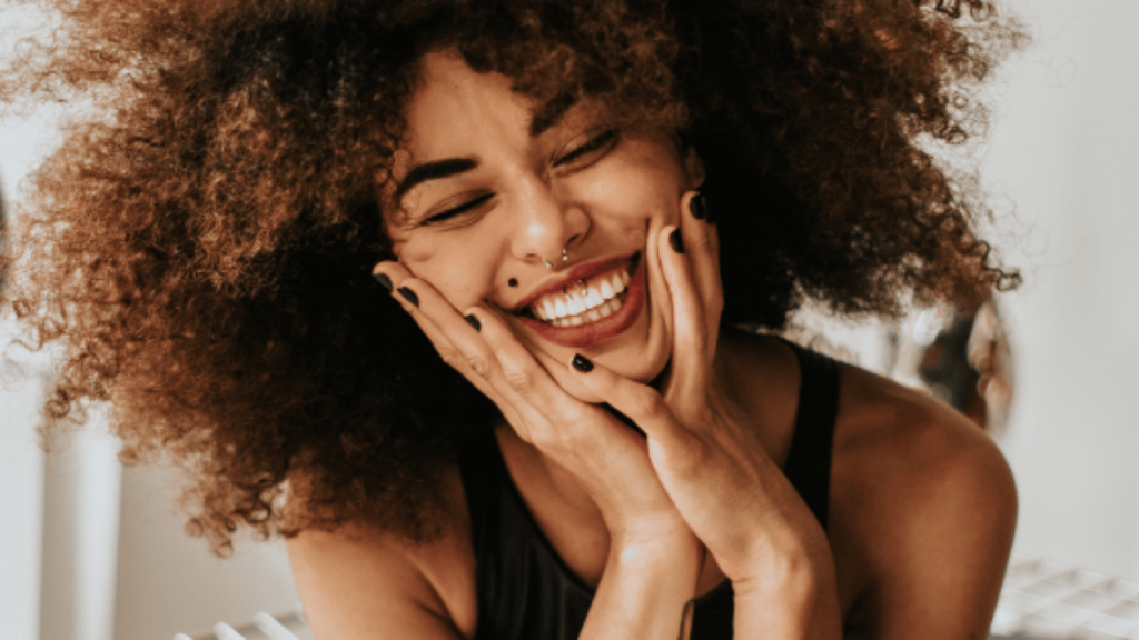 Belle jeune femme souriante et de bonne humeur