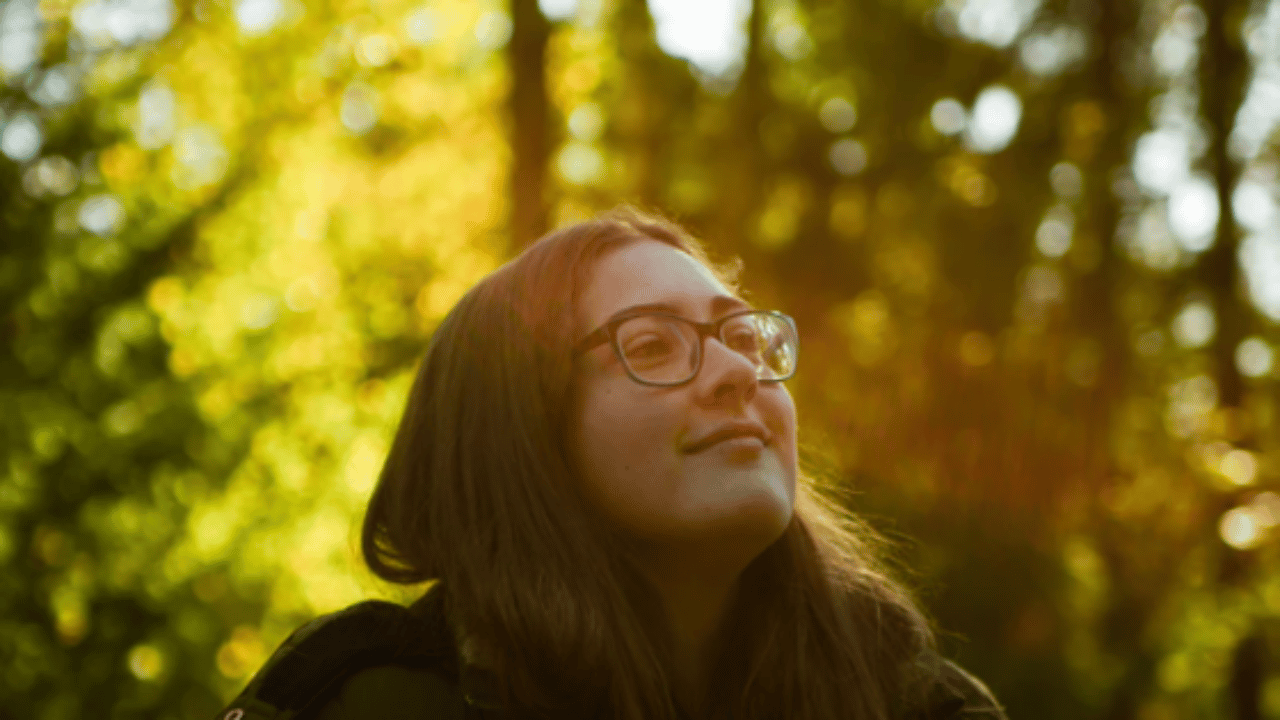 Jeune femme dans la nature respirant l'air pure